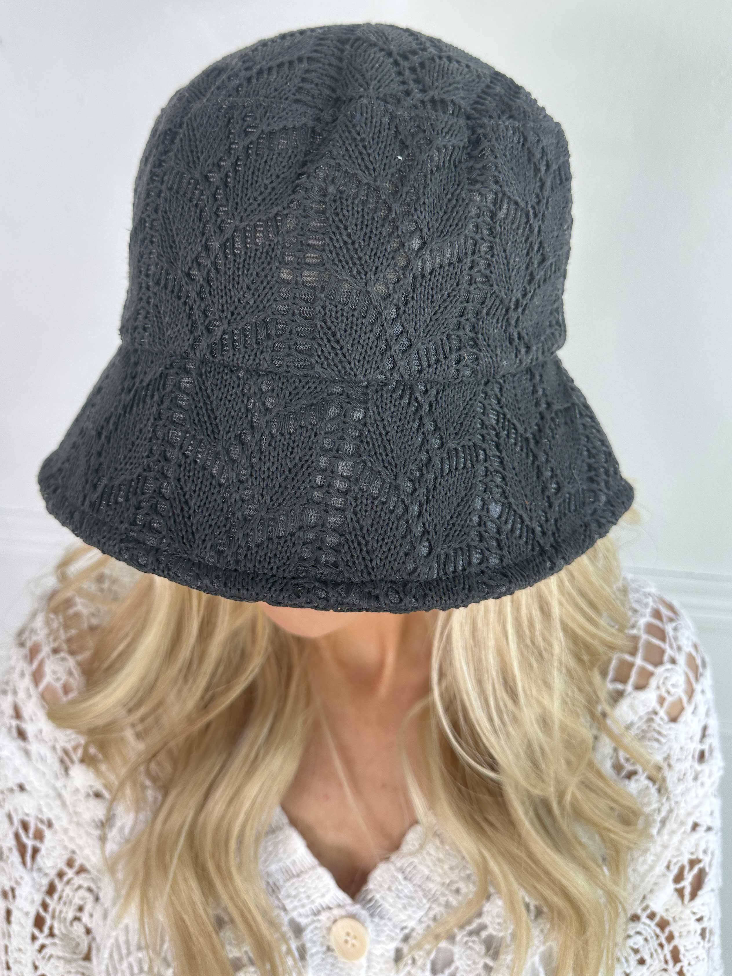 Ulrikke - Sød bøllehat i broderet look